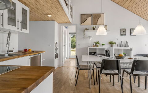Tuva - 3.5Km from the Sea: Piso, Mueble, Diseño De Interiores, Madera, Techo, Cocina Y Comedor Mesa, Suelo, Cocina, Lámpara, Suelos De Madera