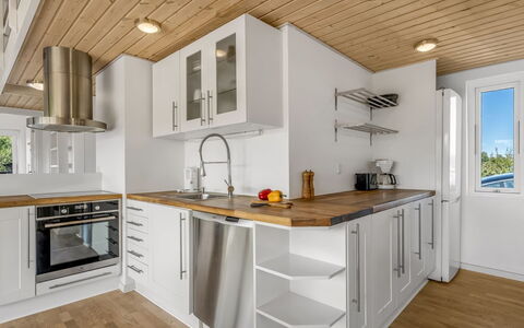 Tuva - 3.5Km from the Sea: Cocina, Mostrador, Piso, Aparato De Cocina, Gabinetes, Diseño De Interiores, Mueble, Madera, Suelo, Electrodoméstico