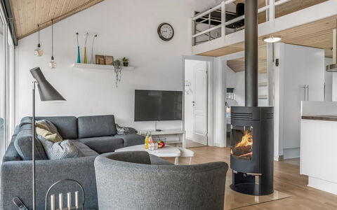 Tuva - 3.5Km from the Sea: Madera, Piso, Suelo, Diseño De Interiores, Mueble, Suelos De Madera, Sala, Techo, Habitación