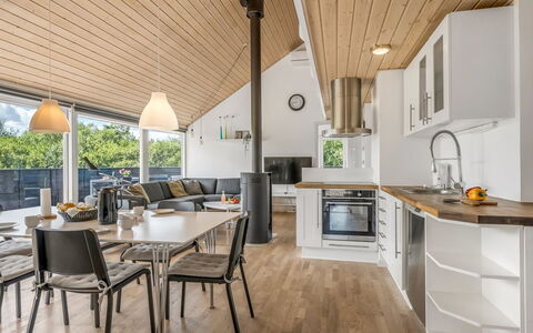 Tuva - 3.5Km from the Sea: Diseño De Interiores, Piso, Madera, Mueble, Techo, Suelo, Suelos De Madera, Cocina, Cocina Y Comedor Mesa, Silla