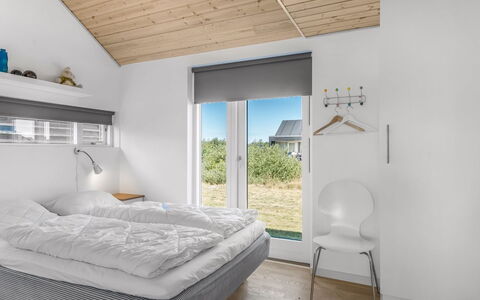 Tuva - 3.5Km from the Sea: Diseño De Interiores, Madera, Habitación, Techo, Mueble, Cama, Piso, Suelo, Encendiendo, Casa