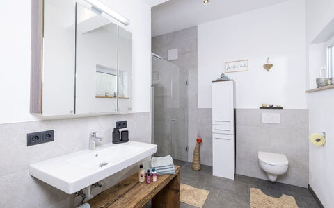 Eberharter am Schweinberg: Diseño De Interiores, Piso, Arreglo De Tubería, Suelo, Baño, Grifo, Techo, Lavabo, Casa, Mueble De Baño