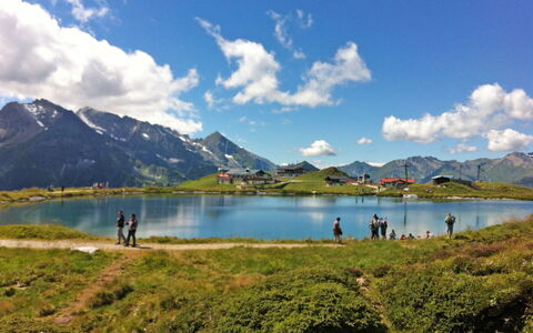 Eberharter am Schweinberg: Cielo, Montaña, Accidentes Geográficos Montañosas, Cuerpo De Agua, Naturaleza, Nube, Colina, Cordillera, Tierras Altas, Paisaje Natural