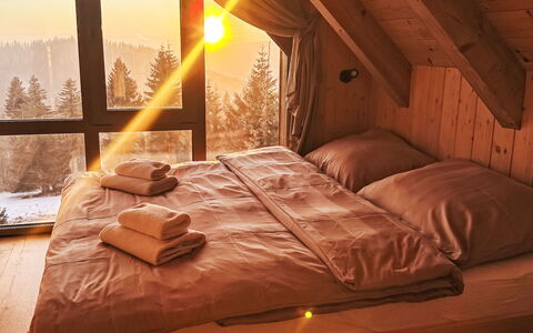Horni Misecky 3: Diseño De Interiores, Madera, Habitación, Suelo, Mueble, Cama, Piso, Habitación, Sábana, Encendiendo