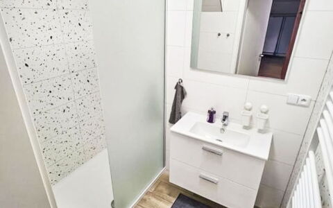 Sára: Piso, Suelo, Diseño De Interiores, Arreglo De Tubería, Baño, Mueble De Baño, Plomería, Loseta, Habitación, Casa
