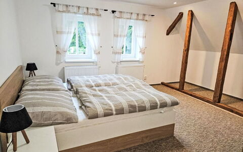 Sára: Cama, Habitación, Lecho, Sábana, Diseño De Interiores, Piso, Mueble, Suelo, Madera, Habitación
