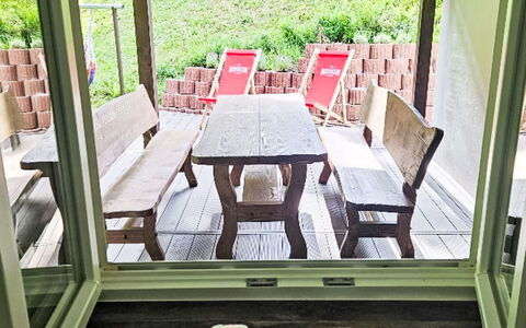 Sára: Madera, Mueble, Suelo, Porche, Madera Dura, Manchas De Madera, Silla, Mueble Para Exteriores, Estructura Al Aire Libre, Tablón