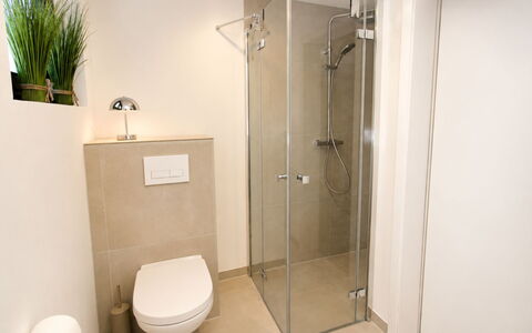 Herzwerk Schwalenberg: Baño, Arreglo De Tubería, Piso, Pared, Diseño De Interiores, Suelo, Baño, Plomería, Grifo, Habitación