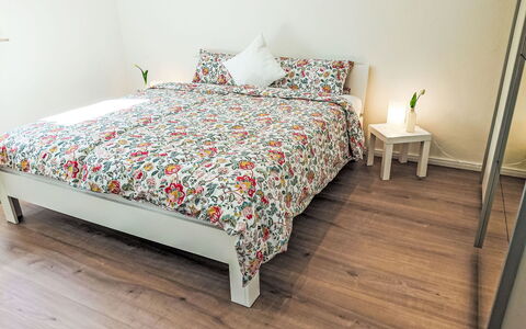 Herzwerk Schwalenberg: Suelo, Piso, Diseño De Interiores, Suelos De Madera, Habitación, Mueble, Cama, Madera, Sábana, Lecho