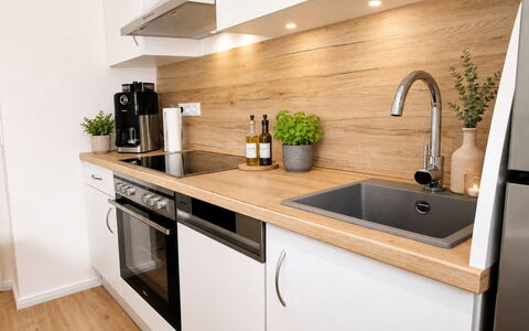 Herzwerk Schwalenberg: Mostrador, Cocina, Piso, Madera, Aparato De Cocina, Gabinetes, Arreglo De Tubería, Lavabo, Mueble, Diseño De Interiores