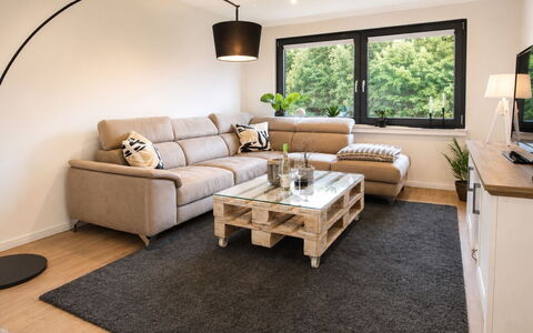 Herzwerk Schwalenberg: Mueble, Diseño De Interiores, Sofá, Piso, Sala, Suelo, Madera, Habitación, Casa, Encendiendo