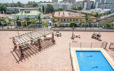 Los Arcos: By, Barrio Residencial, Espacio Publico, Piscina, Diseño Urbano, Asentamientos Humanos, Departamento, Sombra, Uso Mixto, Condominio