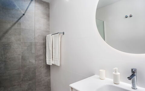 Los Arcos: Pared, Piso, Baño, Diseño De Interiores, Arreglo De Tubería, Suelo, Lavabo, Grifo, Plomería, Mueble De Baño