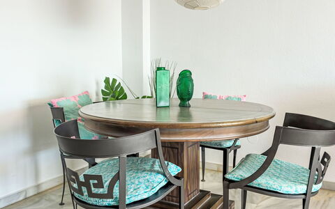 Los Arcos: Mueble, Madera, Diseño De Interiores, Mesa, Piso, Silla, Suelo, Cocina Y Comedor Mesa, Comedor, Manchas De Madera