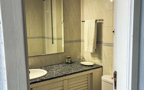 Los Arcos: Arreglo De Tubería, Lavabo Del Baño, Pared, Baño, Piso, Lavabo, Suelo, Diseño De Interiores, Grifo, Plomería