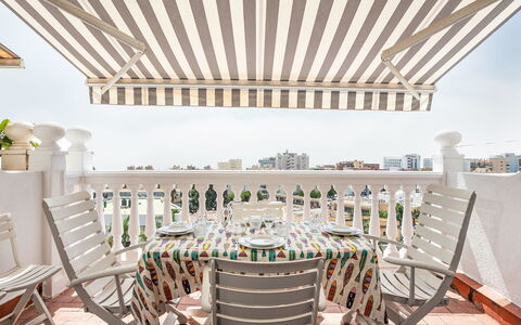 Los Arcos: Mueble, Toldo, Silla, Balcón, Mueble Para Exteriores, Mesa Al Aire Libre, Estructura Al Aire Libre, Sombra, Diseño, Hotel