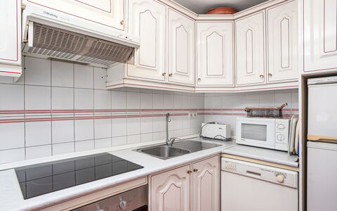 Los Arcos: Cocina, Madera, Mostrador, Aparato De Cocina, Electrodoméstico, Gabinetes, Piso, Diseño De Interiores, Suelo, Habitación