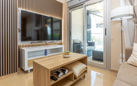 Sol Y Mar i: Mueble, Diseño De Interiores, Dispositivo Electronico, Piso, Madera, Televisión, Suelo, Techo, Sala, Set De Televisión