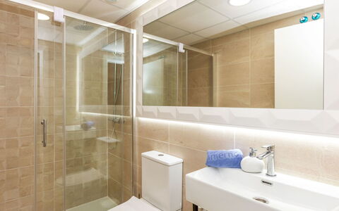 Sol Y Mar i: Piso, Suelo, Diseño De Interiores, Arreglo De Tubería, Baño, Techo, Baño, Plomería, Loseta, Mueble De Baño