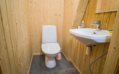 Nelostupa C: Piso, Suelo, Madera, Asiento Del Baño, Baño, Arreglo De Tubería, Diseño De Interiores, Baño, Habitación, Manchas De Madera