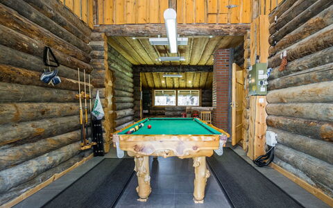 Nelostupa D: Madera, Piso, Techo, Suelo, Diseño De Interiores, Mesa De Billar, Piscina, Salón De Recreo, Manchas De Madera