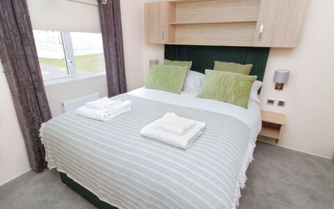 Willow'S Retreat: Diseño De Interiores, Habitación, Cama, Lecho, Sábana, Mueble, Piso, Linos, Suelo, Marco De La Cama
