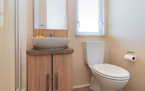Willow'S Retreat: Asiento Del Baño, Baño, Baño, Arreglo De Tubería, Madera, Lavabo Del Baño, Piso, Suelo, Lavabo, Diseño De Interiores