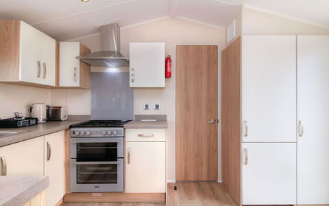 Willow'S Retreat: Diseño De Interiores, Cocina, Electrodoméstico, Mostrador, Lavabo, Mueble, Gabinetes, Casa, Aparato De Cocina, Suelo