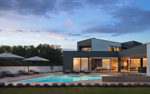 Villa H2: Sombra, Inmuebles, Villa, Piscina, Patio, Eco Hotel, Mansión