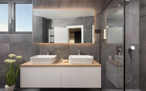Villa H2: Lavabo Del Baño, Baño, Lavabo, Arreglo De Tubería, Diseño De Interiores, Espejo, Mueble De Baño, Piso, Grifo, Mostrador