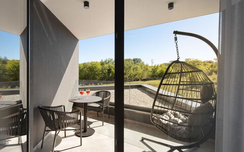 Villa H2: Mueble Para Exteriores, Silla, Sombra, Balcón, La Luz Del Día, Mesa De Café, Sala