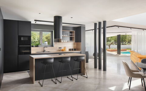 Villa H2: Mueble, Diseño De Interiores, Piso, Cocina, Suelo, Mostrador, Silla, Cocina Y Comedor Mesa, Techo, Lámpara