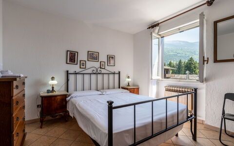Ilda: Cama, Habitación, Mueble, Lecho, Sábana, Diseño De Interiores, Habitación, Marco De La Cama, Techo, Linos