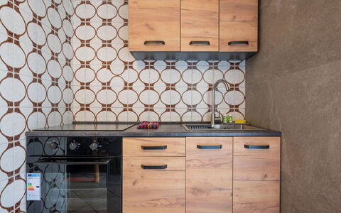 Ilda: Madera, Piso, Cocina, Gabinetes, Suelo, Mostrador, Marrón, Electrodoméstico, Aparato De Cocina, Manchas De Madera