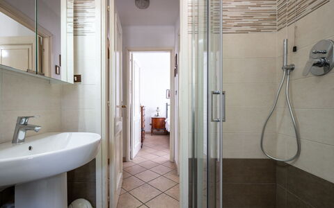 Ilda: Piso, Suelo, Arreglo De Tubería, Baño, Diseño De Interiores, Lavabo Del Baño, Techo, Plomería, Habitación, Encendiendo