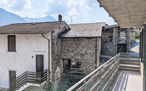 Fontanella Mountain Home: Pared, Arquitectura, Material Compuesto, Hormigón, Balcón, Pretil, Pueblo De Montaña, La Luz Del Día, Escalera