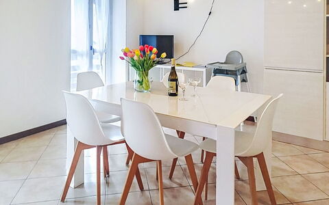 Fontanella Mountain Home: Mueble, Piso, Diseño De Interiores, Madera, Suelo, Silla, Mesa, Cocina Y Comedor Mesa, Comedor, Encendiendo