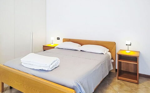 Fontanella Mountain Home: Cama, Mueble, Diseño De Interiores, Habitación, Madera, Suelo, Piso, Habitación, Sábana, Lecho