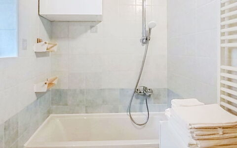 Fontanella Mountain Home: Baño, Arreglo De Tubería, Piso, Pared, Bañera, Suelo, Diseño De Interiores, Plomería, Ducha, Grifo