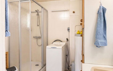 Lyckan: Arreglo De Tubería, Piso, Suelo, Diseño De Interiores, Baño, Habitación, Plomería, Baño, Lavabo, Grifo
