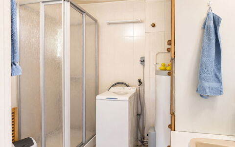 Lyckan: Piso, Suelo, Arreglo De Tubería, Diseño De Interiores, Habitación, Lavadora, Plomería, Baño, Baño, Departamento