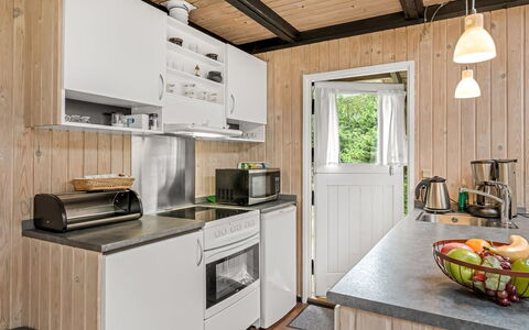 Hardina - 1Km from the Sea: Cocina, Madera, Aparato De Cocina, Mostrador, Electrodoméstico, Diseño De Interiores, Piso, Gabinetes, Techo, Mueble