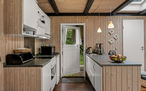 Hardina - 1Km from the Sea: Madera, Cocina, Mueble, Mostrador, Aparato De Cocina, Electrodoméstico, Electrodoméstico, Gabinetes, Manchas De Madera, Madera Dura