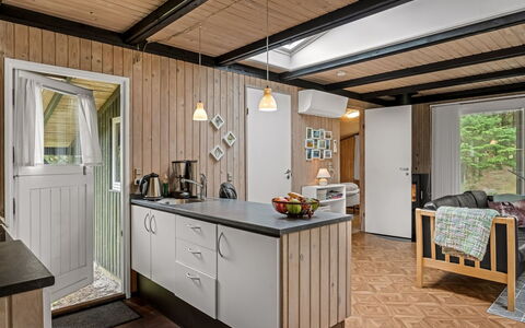 Hardina - 1Km from the Sea: Cocina, Madera, Mostrador, Aparato De Cocina, Diseño De Interiores, Piso, Mueble, Techo, Gabinetes, Electrodoméstico