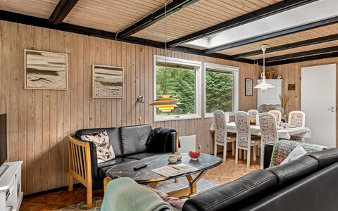 Hardina - 1Km from the Sea: Madera, Diseño De Interiores, Techo, Piso, Suelo, Mueble, Habitación, Casa, Sofá, Sala