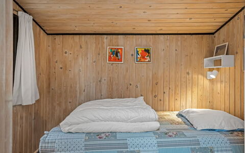 Hardina - 1Km from the Sea: Habitación, Cama, Madera, Diseño De Interiores, Suelo, Piso, Sábana, Mueble, Lecho, Habitación