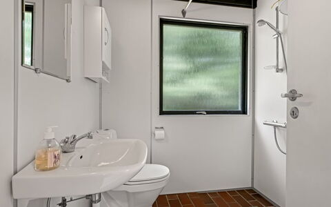 Hardina - 1Km from the Sea: Arreglo De Tubería, Baño, Plomería, Lavabo, Lavabo Del Baño, Grifo, Baño, Asiento Del Baño, Planta De Casa