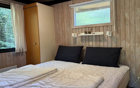 Hardina - 1Km from the Sea: Madera, Diseño De Interiores, Piso, Suelo, Habitación, Cama, Manchas De Madera, Habitación, Madera Dura, Marco De La Cama