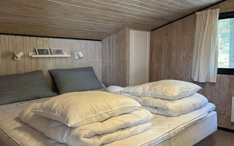 Hardina - 1Km from the Sea: Cama, Habitación, Sábana, Madera, Lecho, Mueble, Diseño De Interiores, Suelo, Piso, Linos