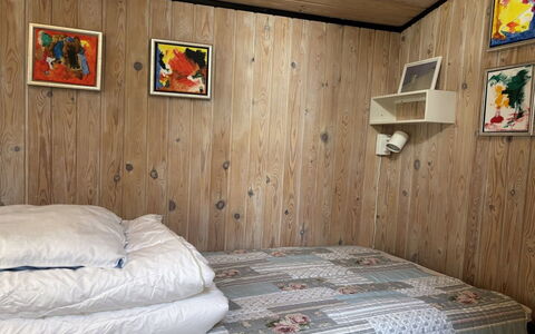 Hardina - 1Km from the Sea: Habitación, Madera, Cama, Sábana, Mueble, Piso, Diseño De Interiores, Suelo, Lecho, Habitación